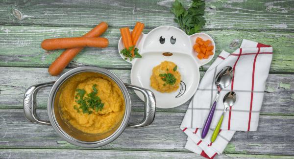 Condire il purè con sale e noce moscata. Prima di servire, tritare le foglie di prezzemolo e distribuirle sul purè. Condire il purè con sale e noce moscata. Prima di servire, tritare le foglie di prezzemolo e distribuirle sul purè.