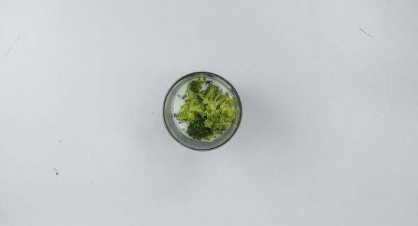 Al suono di Audiotherm, aggiungere il burro alle patate e schiacciarle bene. Ridurre in purea i broccoli insieme con il latte caldo in una bacinella e, infine, amalgamarvi le patate schiacciate.
