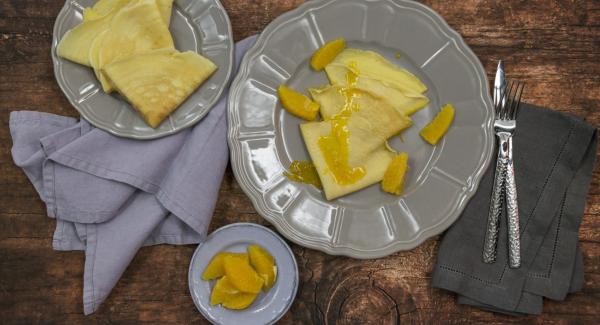 Impiattare insieme ai filetti d'arancia, spolverizzare con zucchero a velo e servire immediatamente. Impiattare insieme ai filetti d'arancia, spolverizzare con zucchero a velo e servire immediatamente.