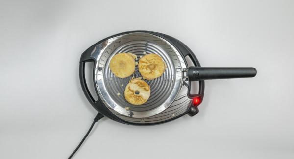 Versare ca. 3 porzioni di pastella su oPan e cuocerle da entrambi i lati fino a raggiungere la doratura desiderata. Procedere allo stesso modo con la pastella rimanente. Versare ca. 3 porzioni di pastella su oPan e cuocerle da entrambi i lati fino a raggiungere la doratura desiderata. Procedere allo stesso modo con la pastella rimanente.