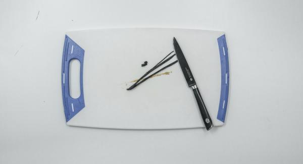 Con la punta di un coltello rimuovere i semini dal baccello di vaniglia. Mescolare all'interno di una Milleusi  il latte con i tuorli d'uovo, la maizena, lo zucchero e i semini di vaniglia.