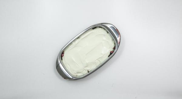Mettere i frutti di bosco congelati in una lasagnera, mescolare lo yogurt con lo zucchero vanigliato e versarlo sui frutti di bosco. A seconda della temperatura dell'ambiente circostante, lasciare riposare per circa 2 ore fino a quando non sarà pronto da servire, ossia quando le bacche saranno scongelate.