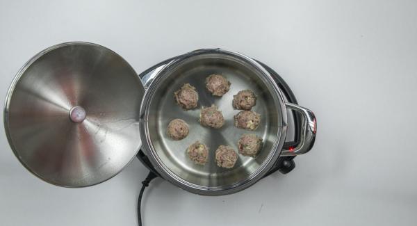 Al suono di Audiotherm, abbassare il calore e rosolare brevemente le polpette.
