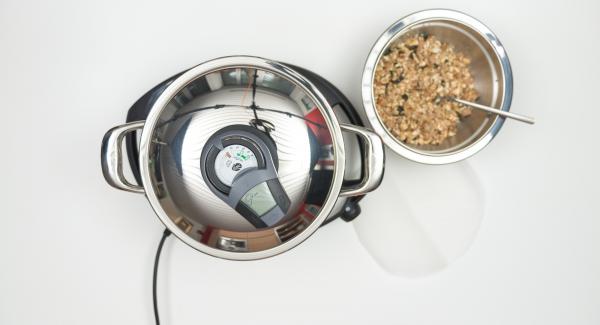 Al suono di Audiotherm, inserire il disco di carta da forno all'interno dell'Unità, spargerci sopra la miscela muesli e posizionare l’Unità nel suo coperchio capovolto. Al suono di Audiotherm, inserire il disco di carta da forno all'interno dell'Unità, spargerci sopra la miscela muesli e posizionare l’Unità nel suo coperchio capovolto.