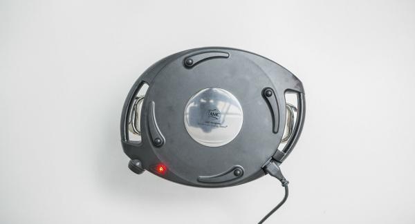 Posizionare l'Unità di cottura nel suo coperchio rovesciato e coprirla con Navigenio rivolto verso il basso. Cuocere dapprima per ca. 5 minuti sfruttando il calore residuo. Girare le patatine di tanto in tanto.