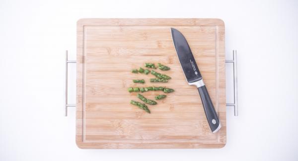 Tagliare le cime degli asparagi e tagliare a rondelle i gambi. Sbollentare gli asparagi tagliati, inserendoli all’interno della Softiera 20 cm collocata all'interno dell'Unità di cottura 20 cm 3.0 l insieme a 100 ml d'acqua. Chiudere l’Unità con il coperchio e posizionarla su Navigenio impostato a livello 6 e collocare Audiotherm sulla finestra "verdura" senza impostare il tempo di cottura.