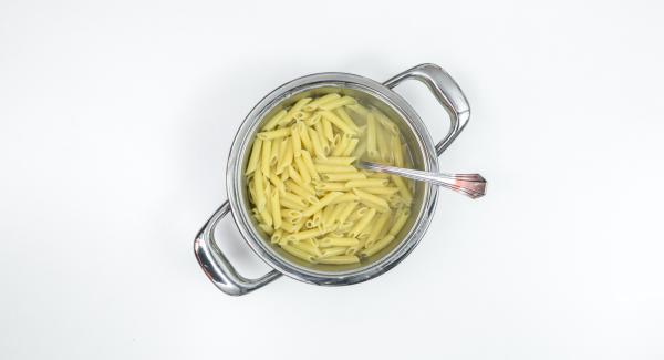 Cuocere la pasta al dente in acqua da salare quando bolle.