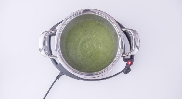 Al suono di Audiotherm, rimuovere l'Inserto "2 in 1", aggiungere le foglie di basilico alle zucchine cotte e frullare il tutto con l'ausilio di un frullatore a immersione. Irrorare il frullato con la panna e il succo di limone e condire con noce moscata, sale e pepe. Al suono di Audiotherm, rimuovere l'Inserto "2 in 1", aggiungere le foglie di basilico alle zucchine cotte e frullare il tutto con l'ausilio di un frullatore a immersione. Irrorare il frullato con la panna e il succo di limone e condire con noce moscata, sale e pepe.