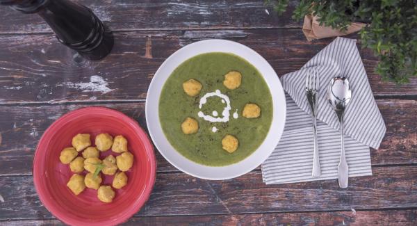 Al suono di Audiotherm, rimuovere l'Inserto "2 in 1", aggiungere le foglie di basilico alle zucchine cotte e frullare il tutto con l'ausilio di un frullatore a immersione. Irrorare il frullato con la panna e il succo di limone e condire con noce moscata, sale e pepe. Al suono di Audiotherm, rimuovere l'Inserto "2 in 1", aggiungere le foglie di basilico alle zucchine cotte e frullare il tutto con l'ausilio di un frullatore a immersione. Irrorare il frullato con la panna e il succo di limone e condire con noce moscata, sale e pepe.