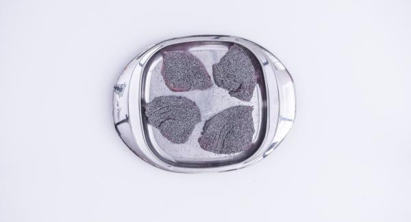 Tritare con l’aiuto di Tritamix la feta, i pomodorini e le olive taggiasche e insaporire il tutto con un filo d’olio. Cospargere i filetti di tonno con i semi di papavero. Tritare con l’aiuto di Tritamix la feta, i pomodorini e le olive taggiasche e insaporire il tutto con un filo d’olio. Cospargere i filetti di tonno con i semi di papavero.