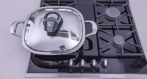 Coprire Arondo con il coperchio e con l’ausilio di Audiotherm riscaldare fino alla finestra “carne”. Al suono di Audiotherm adagiare i filetti all’interno di Arondo, premere leggermente e riposizionare Audiotherm sulla finestra “carne”. Al raggiungimento dei 90°C, girare i filetti e completare la cottura a proprio gradimento. Coprire Arondo con il coperchio e con l’ausilio di Audiotherm riscaldare fino alla finestra “carne”. Al suono di Audiotherm adagiare i filetti all’interno di Arondo, premere leggermente e riposizionare Audiotherm sulla finestra “carne”. Al raggiungimento dei 90°C, girare i filetti e completare la cottura a proprio gradimento.