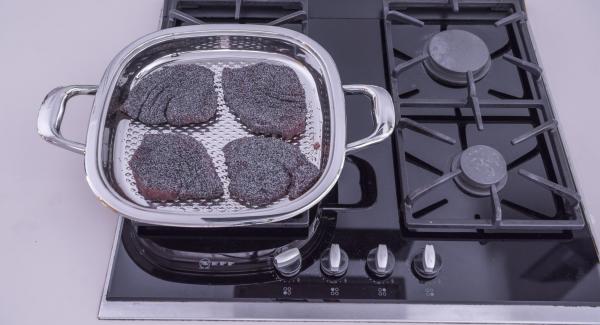 Coprire Arondo con il coperchio e con l’ausilio di Audiotherm riscaldare fino alla finestra “carne”. Al suono di Audiotherm adagiare i filetti all’interno di Arondo, premere leggermente e riposizionare Audiotherm sulla finestra “carne”. Al raggiungimento dei 90°C, girare i filetti e completare la cottura a proprio gradimento. Coprire Arondo con il coperchio e con l’ausilio di Audiotherm riscaldare fino alla finestra “carne”. Al suono di Audiotherm adagiare i filetti all’interno di Arondo, premere leggermente e riposizionare Audiotherm sulla finestra “carne”. Al raggiungimento dei 90°C, girare i filetti e completare la cottura a proprio gradimento.