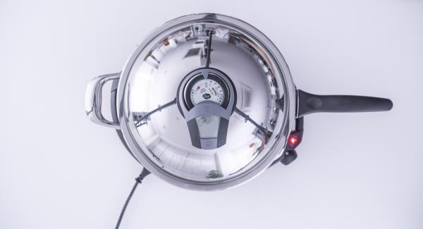 Versare l'olio all'interno della Padella Arcobaleno, coprirla con il coperchio e posizionarla su Navigenio impostato a livello 6. Accendere Audiotherm, applicarlo su Visiotherm e ruotarlo finchè compare il simbolo "carne".