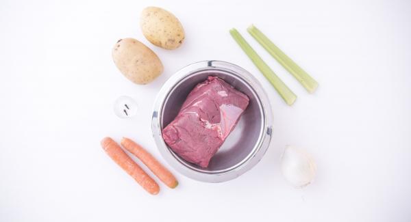 Disporre gli ingredienti sul piano.