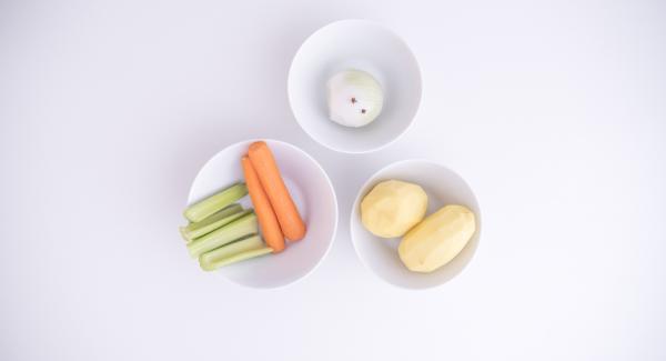Lavare e pelare le cipolle, le carote e le patate. Infilzare i chiodi di garofano nelle cipolle pelate e lavare i gambi di sedano. Adagiare all'interno dell'Unità di cottura la carne, le verdure e un bicchiere d'acqua.