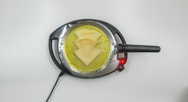 Aggiungere le crepes, il rum e il liquore all'arancia e flambare. Aggiungere le crepes, il rum e il liquore all'arancia e flambare.