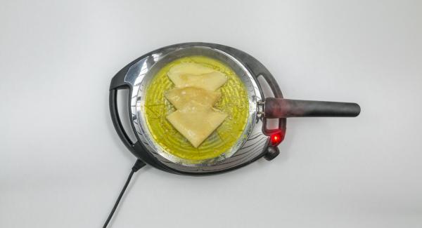 Aggiungere le crepes, il rum e il liquore all'arancia e flambare. Aggiungere le crepes, il rum e il liquore all'arancia e flambare.