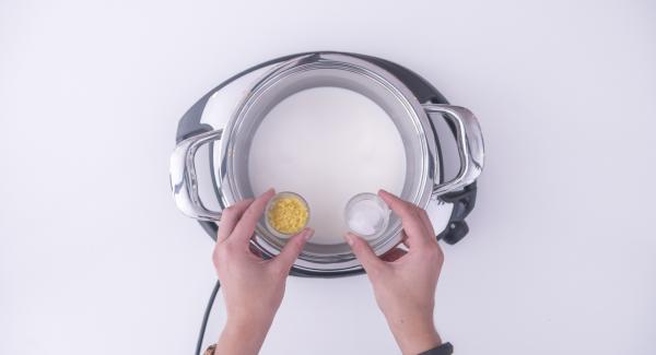 Versare il latte all'interno dell'Unità Gourmet 20 cm 2,6 l insieme ad una parte della scorza di limone grattugiata e alla vanillina. Posizionare l'Unità su Navigenio impostato a livello 6 e riscaldare per ca. 3/4 minuti. Versare il latte all'interno dell'Unità Gourmet 20 cm 2,6 l insieme ad una parte della scorza di limone grattugiata e alla vanillina. Posizionare l'Unità su Navigenio impostato a livello 6 e riscaldare per ca. 3/4 minuti.