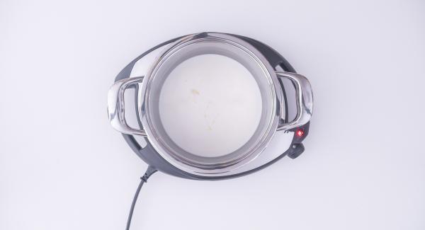 Versare il latte all'interno dell'Unità Gourmet 20 cm 2,6 l insieme ad una parte della scorza di limone grattugiata e alla vanillina. Posizionare l'Unità su Navigenio impostato a livello 6 e riscaldare per ca. 3/4 minuti. Versare il latte all'interno dell'Unità Gourmet 20 cm 2,6 l insieme ad una parte della scorza di limone grattugiata e alla vanillina. Posizionare l'Unità su Navigenio impostato a livello 6 e riscaldare per ca. 3/4 minuti.