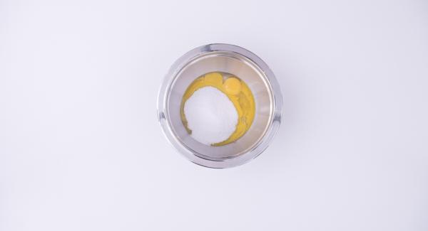 Nel frattempo, montare 4 tuorli con lo zucchero fino ad ottenere un composto chiaro e spumoso. Aggiungere la maizena e mescolare bene in modo che non rimangano grumi. Nel frattempo, montare 4 tuorli con lo zucchero fino ad ottenere un composto chiaro e spumoso. Aggiungere la maizena e mescolare bene in modo che non rimangano grumi.