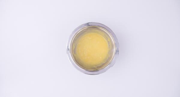 Nel frattempo, montare 4 tuorli con lo zucchero fino ad ottenere un composto chiaro e spumoso. Aggiungere la maizena e mescolare bene in modo che non rimangano grumi. Nel frattempo, montare 4 tuorli con lo zucchero fino ad ottenere un composto chiaro e spumoso. Aggiungere la maizena e mescolare bene in modo che non rimangano grumi.