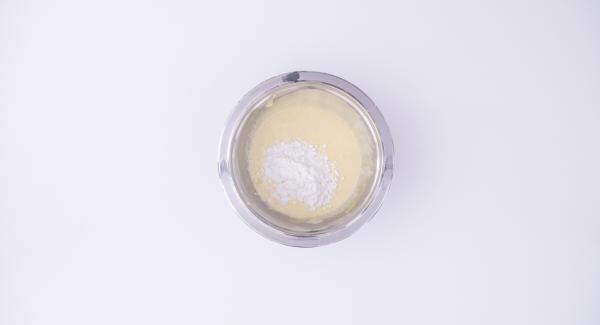 Nel frattempo, montare 4 tuorli con lo zucchero fino ad ottenere un composto chiaro e spumoso. Aggiungere la maizena e mescolare bene in modo che non rimangano grumi. Nel frattempo, montare 4 tuorli con lo zucchero fino ad ottenere un composto chiaro e spumoso. Aggiungere la maizena e mescolare bene in modo che non rimangano grumi.