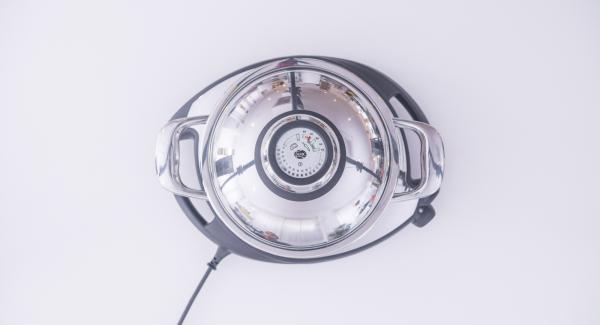 Coprire l'Unità Gourmet con il coperchio e impostare Navigenio a livello 4. Riscaldare fino al raggiungimento dei 70°, quindi spegnere Navigenio e lasciar riposare per ca. 10 minuti. Coprire l'Unità Gourmet con il coperchio e impostare Navigenio a livello 4. Riscaldare fino al raggiungimento dei 70°, quindi spegnere Navigenio e lasciar riposare per ca. 10 minuti.