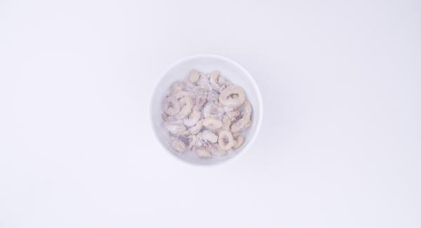 Impanare il pesce all'interno della pastella ottenuta mescolando farina, birra e sale. Versare l'olio nella Padella Arcobaleno, coprirla con il coperchio e posizionarla su Navigenio impostato a livello 6. Con l'ausilio di Audiotherm riscaldare fino alla finestra "carne".