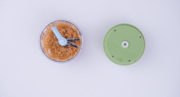 Tritare la cipolla, la carota e il gambo di sedano con l'ausilio di Tritamix.