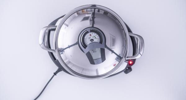 Al suono di Audiotherm, adagiare gli ossibuchi all'interno dell'Unità, premere leggermente e riposizionare Audiotherm sulla finestra "carne". Al raggiungimento dei 90°C, girare la carne e completare la rosolatura.