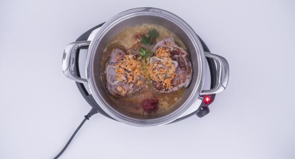Aggiungere le verdure tritate, sfumare con il vino bianco e aggiungere il brodo vegetale e il concentrato di pomodoro. Coprire l'Unità con Secuquick e posizionarla su Navigenio impostato in modalità "A". Posizionare Audiotherm sulla finestra "turbo" dopo aver impostato un tempo di 30 minuti.