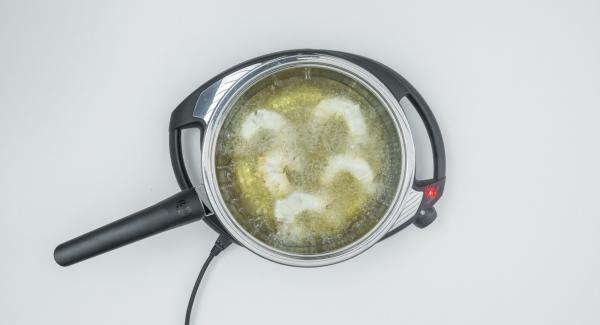 Al suono di Audiotherm, abbassare Navigenio a livello 2 e adagiare metà dei gamberi nell’olio bollente. Al suono di Audiotherm, abbassare Navigenio a livello 2 e adagiare metà dei gamberi nell’olio bollente.