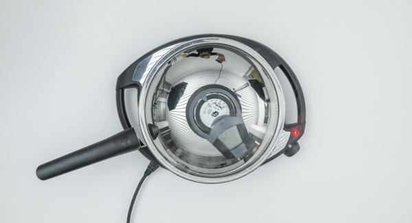 Coprire con il coperchio e friggere con l’ausilio di Audiotherm fino a raggiungere il “punto di girata” a 90° C. Coprire con il coperchio e friggere con l’ausilio di Audiotherm fino a raggiungere il “punto di girata” a 90° C.