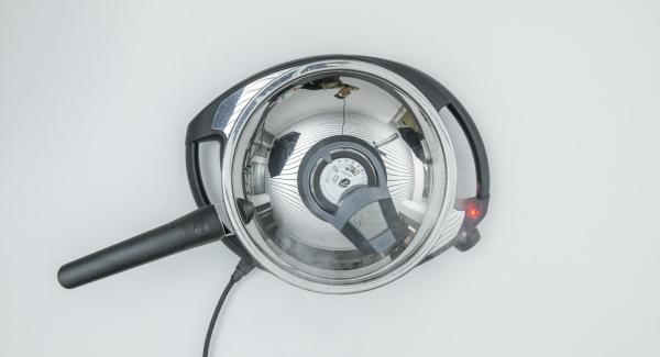 Coprire con il coperchio e friggere con l’ausilio di Audiotherm fino a raggiungere il “punto di girata” a 90° C. Coprire con il coperchio e friggere con l’ausilio di Audiotherm fino a raggiungere il “punto di girata” a 90° C.