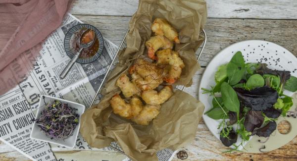 Togliere il coperchio, estrarre i gamberi e scolare su carta da cucina. Friggere i restanti gamberi allo stesso modo. Togliere il coperchio, estrarre i gamberi e scolare su carta da cucina. Friggere i restanti gamberi allo stesso modo.