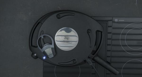 Riposizionare Navigenio rivolto verso il basso, impostare il livello massimo. Mentre la spia di Navigenio lampeggia in rosso/blu, inserire un tempo di cottura di ca. 3 minuti su Audiotherm. Riposizionare Navigenio rivolto verso il basso, impostare il livello massimo. Mentre la spia di Navigenio lampeggia in rosso/blu, inserire un tempo di cottura di ca. 3 minuti su Audiotherm.