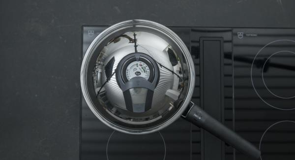 Al suono di Audiotherm, abbassare il calore. Disporre i filetti di salmone nella Padella e coprire con il coperchio. Con l’ausilio di Audiotherm, arrostire il primo lato fino a raggiungere il “punto di girata” a 90° C. Girare il salmone, coprire con il coperchio e, a seconda dello spessore, farlo riposare per ca. 3 minuti a fornello spento. Al suono di Audiotherm, abbassare il calore. Disporre i filetti di salmone nella Padella e coprire con il coperchio. Con l’ausilio di Audiotherm, arrostire il primo lato fino a raggiungere il “punto di girata” a 90° C. Girare il salmone, coprire con il coperchio e, a seconda dello spessore, farlo riposare per ca. 3 minuti a fornello spento.