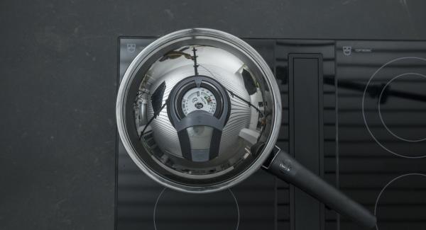 Al suono di Audiotherm, abbassare il calore. Disporre i filetti di salmone nella Padella e coprire con il coperchio. Con l’ausilio di Audiotherm, arrostire il primo lato fino a raggiungere il “punto di girata” a 90° C. Girare il salmone, coprire con il coperchio e, a seconda dello spessore, farlo riposare per ca. 3 minuti a fornello spento. Al suono di Audiotherm, abbassare il calore. Disporre i filetti di salmone nella Padella e coprire con il coperchio. Con l’ausilio di Audiotherm, arrostire il primo lato fino a raggiungere il “punto di girata” a 90° C. Girare il salmone, coprire con il coperchio e, a seconda dello spessore, farlo riposare per ca. 3 minuti a fornello spento.