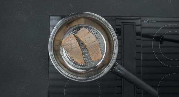 Al suono di Audiotherm, abbassare il calore. Disporre i filetti di salmone nella Padella e coprire con il coperchio. Con l’ausilio di Audiotherm, arrostire il primo lato fino a raggiungere il “punto di girata” a 90° C. Girare il salmone, coprire con il coperchio e, a seconda dello spessore, farlo riposare per ca. 3 minuti a fornello spento. Al suono di Audiotherm, abbassare il calore. Disporre i filetti di salmone nella Padella e coprire con il coperchio. Con l’ausilio di Audiotherm, arrostire il primo lato fino a raggiungere il “punto di girata” a 90° C. Girare il salmone, coprire con il coperchio e, a seconda dello spessore, farlo riposare per ca. 3 minuti a fornello spento.