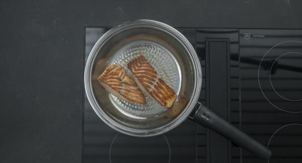Al suono di Audiotherm, abbassare il calore. Disporre i filetti di salmone nella Padella e coprire con il coperchio. Con l’ausilio di Audiotherm, arrostire il primo lato fino a raggiungere il “punto di girata” a 90° C. Girare il salmone, coprire con il coperchio e, a seconda dello spessore, farlo riposare per ca. 3 minuti a fornello spento. Al suono di Audiotherm, abbassare il calore. Disporre i filetti di salmone nella Padella e coprire con il coperchio. Con l’ausilio di Audiotherm, arrostire il primo lato fino a raggiungere il “punto di girata” a 90° C. Girare il salmone, coprire con il coperchio e, a seconda dello spessore, farlo riposare per ca. 3 minuti a fornello spento.