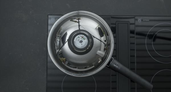 Al suono di Audiotherm, abbassare il calore. Disporre i filetti di salmone nella Padella e coprire con il coperchio. Con l’ausilio di Audiotherm, arrostire il primo lato fino a raggiungere il “punto di girata” a 90° C. Girare il salmone, coprire con il coperchio e, a seconda dello spessore, farlo riposare per ca. 3 minuti a fornello spento. Al suono di Audiotherm, abbassare il calore. Disporre i filetti di salmone nella Padella e coprire con il coperchio. Con l’ausilio di Audiotherm, arrostire il primo lato fino a raggiungere il “punto di girata” a 90° C. Girare il salmone, coprire con il coperchio e, a seconda dello spessore, farlo riposare per ca. 3 minuti a fornello spento.