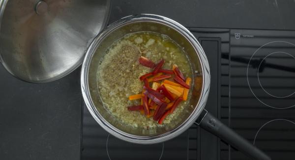 Al suono di Audiotherm, abbassare il calore e saltare il tutto. Aggiungere il riso e saltarlo brevemente insieme alle verdure. Aggiungere il brodo e i peperoni, impostare il calore al massimo e, con l’ausilio di Audiotherm, riscaldare fino alla finestra “verdura”. Abbassare il livello e proseguire la cottura per ca. 10 minuti.