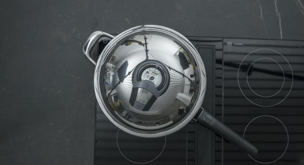 Al suono di Audiotherm, abbassare il calore e saltare il tutto. Aggiungere il riso e saltarlo brevemente insieme alle verdure. Aggiungere il brodo e i peperoni, impostare il calore al massimo e, con l’ausilio di Audiotherm, riscaldare fino alla finestra “verdura”. Abbassare il livello e proseguire la cottura per ca. 10 minuti. Al suono di Audiotherm, abbassare il calore e saltare il tutto. Aggiungere il riso e saltarlo brevemente insieme alle verdure. Aggiungere il brodo e i peperoni, impostare il calore al massimo e, con l’ausilio di Audiotherm, riscaldare fino alla finestra “verdura”. Abbassare il livello e proseguire la cottura per ca. 10 minuti.