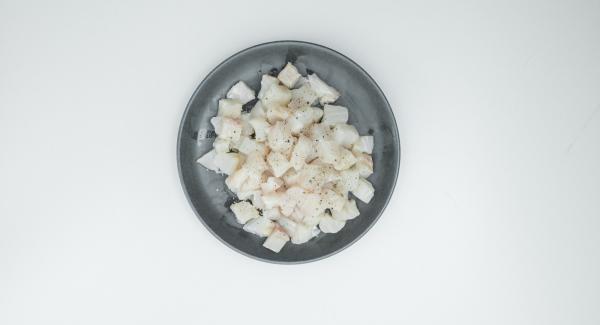 Tagliare il merluzzo a bocconcini, mescolarlo con il succo di limone, salare e pepare. Tagliare il merluzzo a bocconcini, mescolarlo con il succo di limone, salare e pepare.