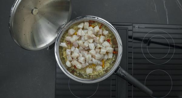 Aggiungere il merluzzo, il pomodoro a dadini e l’olio di oliva nella Padella. Aumentare il calore e far insaporire per ca. 2-3 minuti. Condire generosamente con sale e pepe, tagliare finemente le foglie di basilico e distribuirle sul piatto prima di servire. Aggiungere il merluzzo, il pomodoro a dadini e l’olio di oliva nella Padella. Aumentare il calore e far insaporire per ca. 2-3 minuti. Condire generosamente con sale e pepe, tagliare finemente le foglie di basilico e distribuirle sul piatto prima di servire.