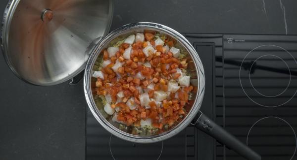 Aggiungere il merluzzo, il pomodoro a dadini e l’olio di oliva nella Padella. Aumentare il calore e far insaporire per ca. 2-3 minuti. Condire generosamente con sale e pepe, tagliare finemente le foglie di basilico e distribuirle sul piatto prima di servire. Aggiungere il merluzzo, il pomodoro a dadini e l’olio di oliva nella Padella. Aumentare il calore e far insaporire per ca. 2-3 minuti. Condire generosamente con sale e pepe, tagliare finemente le foglie di basilico e distribuirle sul piatto prima di servire.