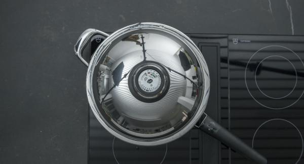 Aggiungere il merluzzo, il pomodoro a dadini e l’olio di oliva nella Padella. Aumentare il calore e far insaporire per ca. 2-3 minuti. Condire generosamente con sale e pepe, tagliare finemente le foglie di basilico e distribuirle sul piatto prima di servire. Aggiungere il merluzzo, il pomodoro a dadini e l’olio di oliva nella Padella. Aumentare il calore e far insaporire per ca. 2-3 minuti. Condire generosamente con sale e pepe, tagliare finemente le foglie di basilico e distribuirle sul piatto prima di servire.