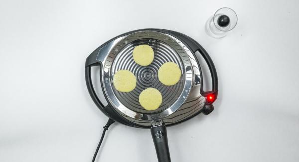 Quindi, abbassare Navigenio a livello 2 e disporre piccole porzioni di pastella in oPan.