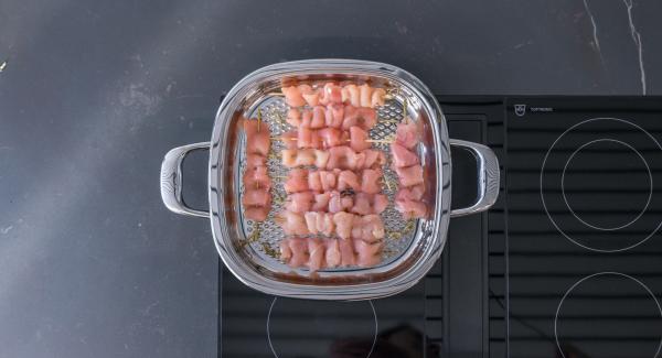 Al suono di Audiotherm, disporvi gli spiedini e coprire con il coperchio. Grigliare a calore basso fino a raggiungere il “punto di girata” a 90°C. Al suono di Audiotherm, disporvi gli spiedini e coprire con il coperchio. Grigliare a calore basso fino a raggiungere il “punto di girata” a 90°C.