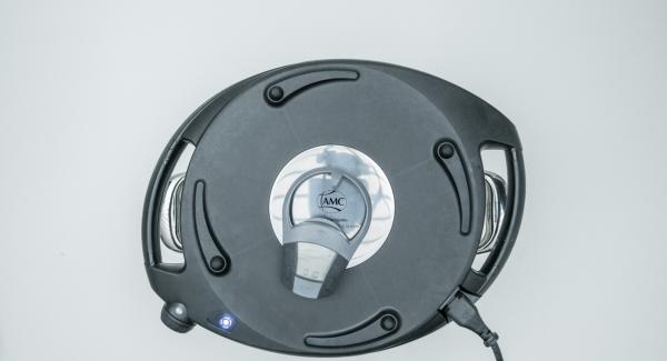 Collocare l’Unità di cottura nel suo coperchio capovolto, coprire con Navigenio rivolto verso il basso impostato a livello I. Mentre la spia lampeggia di rosso e blu, inserire un tempo di 10 minuti su Audiotherm e cuocere al forno. Al termine regolare Navigenio a livello II e impostare su Audiotherm un tempo di 5 minuti. Collocare l’Unità di cottura nel suo coperchio capovolto, coprire con Navigenio rivolto verso il basso impostato a livello I. Mentre la spia lampeggia di rosso e blu, inserire un tempo di 10 minuti su Audiotherm e cuocere al forno. Al termine regolare Navigenio a livello II e impostare su Audiotherm un tempo di 5 minuti.